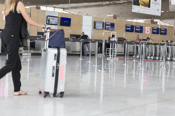 Belgesel yayın görüntü. Havaalanı Bagaj bavul, kimliği belirsiz ile erkek kadın havaalanında istasyonu yürüme.