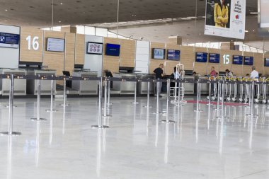 Belgesel yayın görüntü. Havaalanı Bagaj bavul, kimliği belirsiz ile erkek kadın havaalanında istasyonu yürüme.
