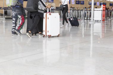 Belgesel yayın görüntü. Havaalanı Bagaj bavul, kimliği belirsiz ile erkek kadın havaalanında istasyonu yürüme.