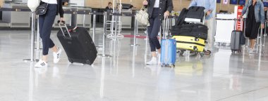 Belgesel yayın görüntü. Havaalanı Bagaj bavul, kimliği belirsiz ile erkek kadın havaalanında istasyonu yürüme.