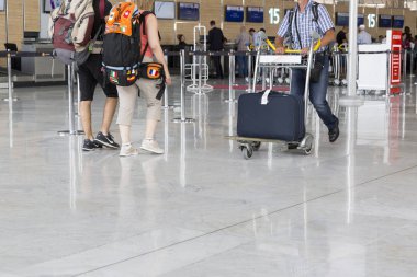 Belgesel yayın görüntü. Havaalanı Bagaj bavul, kimliği belirsiz ile erkek kadın havaalanında istasyonu yürüme.