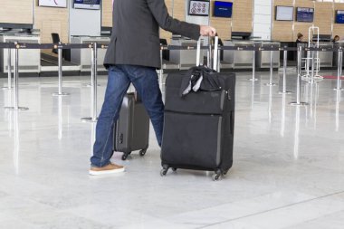 Belgesel yayın görüntü. Havaalanı Bagaj bavul, kimliği belirsiz ile erkek kadın havaalanında istasyonu yürüme.