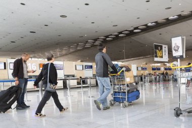 Belgesel yayın görüntü. Havaalanı Bagaj bavul, kimliği belirsiz ile erkek kadın havaalanında istasyonu yürüme.