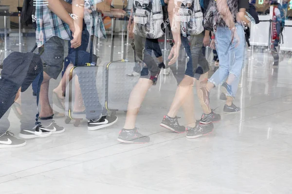 Krótkometrażowego obrazu redakcji. Lotnisko bagażu z walizkami, niezidentyfikowany mężczyzna kobieta spaceru w na lotnisko, Dworzec. — Zdjęcie stockowe