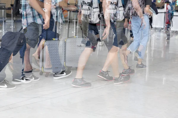 Documantary redaktionell bild. Flygplats bagage med resväskor, oidentifierad man kvinna promenader på flygplatsen, station. — Stockfoto