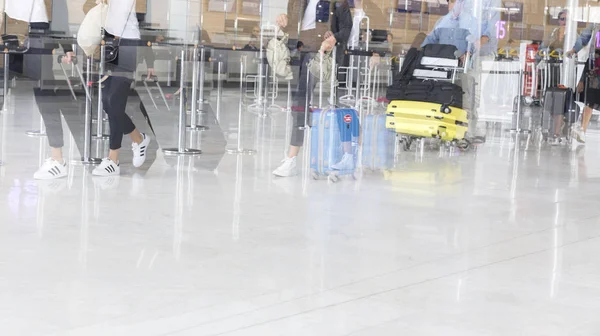 Imagen editorial documental. Equipaje del aeropuerto con maletas, hombre no identificado mujer caminando en el aeropuerto, estación . —  Fotos de Stock