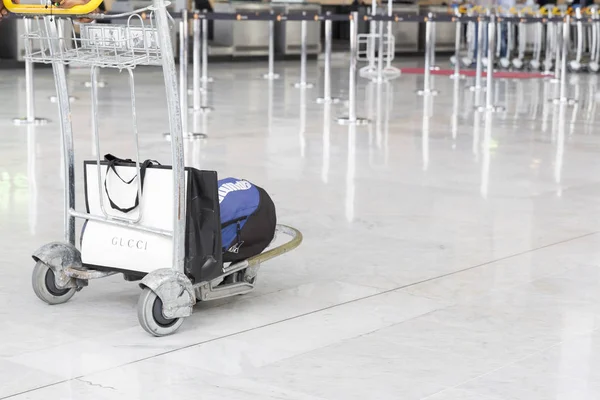 Belgesel yayın görüntü. Havaalanı Bagaj bavul, kimliği belirsiz ile erkek kadın havaalanında istasyonu yürüme.