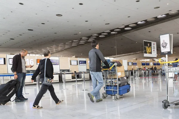 Belgesel yayın görüntü. Havaalanı Bagaj bavul, kimliği belirsiz ile erkek kadın havaalanında istasyonu yürüme.