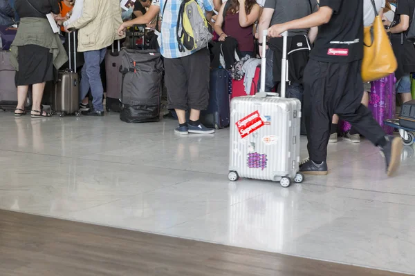Ντοκιμαντέρ συντακτική εικόνα. Αεροδρόμιο αποσκευών με βαλίτσες, αγνώστων στοιχείων άντρας γυναίκα που περπατά στο αεροδρόμιο, ο σταθμός. — Φωτογραφία Αρχείου