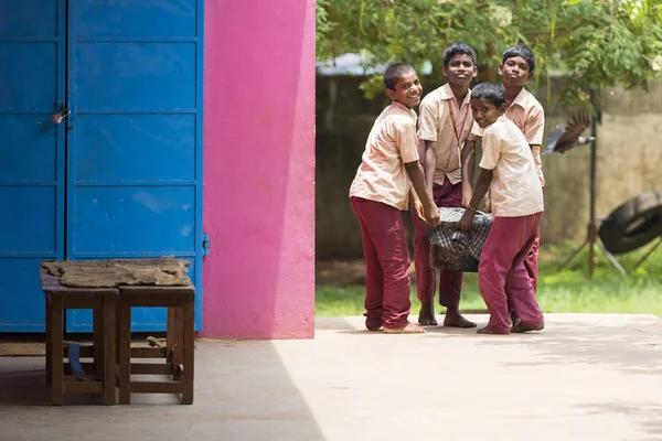Belgesel yayın görüntü. Kimliği belirsiz çocukları plaka öğle vakti getirin..