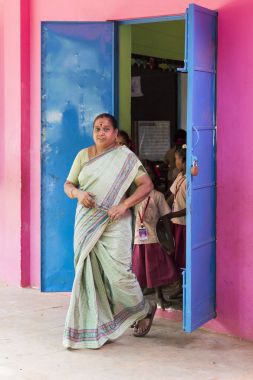 Belgesel yayın görüntü. Kimliği belirsiz öğretmen ve çocuk sınıftan öğle yemeği için dışarı