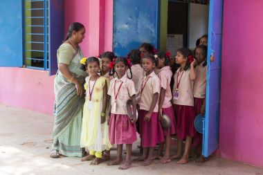 Belgesel yayın görüntü. Kimliği belirsiz öğretmen ve çocuk sınıftan öğle yemeği için dışarı