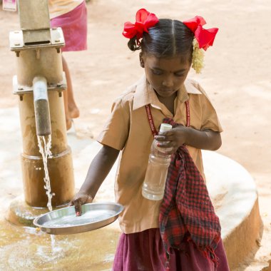 Belgesel yayın görüntü. Kimliği belirsiz çocuk onların plaka öğle yemeğinden önce açık kantinde temiz.