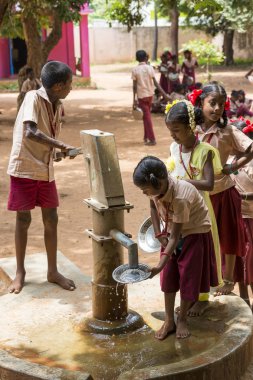 Belgesel yayın görüntü. Kimliği belirsiz çocuk onların plaka öğle yemeğinden önce açık kantinde temiz.