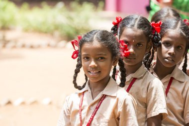 Belgesel yayın görüntü. Gülümseyen tanımlanamayan çocuk kız