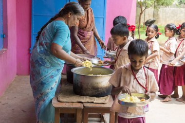 Belgesel yayın görüntü. Kimliği belirsiz womaen hizmet çocuklar öğle yemeği için açık kantinde