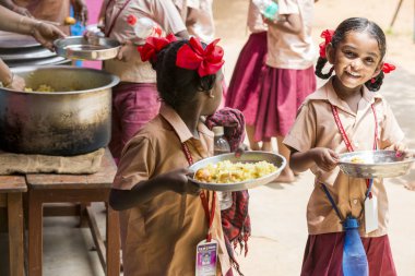 Belgesel yayın görüntü. Kimliği belirsiz womaen hizmet çocuklar öğle yemeği için açık kantinde
