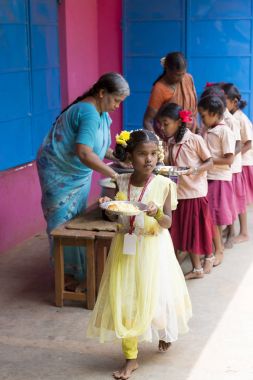 Belgesel yayın görüntü. Kimliği belirsiz womaen hizmet çocuklar öğle yemeği için açık kantinde