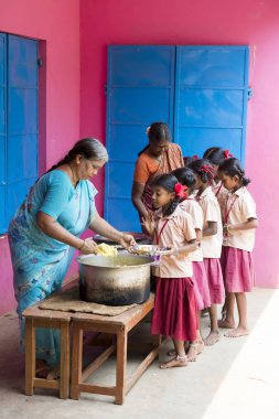 Belgesel yayın görüntü. Kimliği belirsiz womaen hizmet çocuklar öğle yemeği için açık kantinde