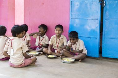 Belgesel yayın görüntü. Kimliği belirsiz çocuk kantinde onların öğle yemeği