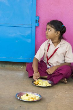Belgesel yayın görüntü. Kimliği belirsiz çocuk kantinde onların öğle yemeği