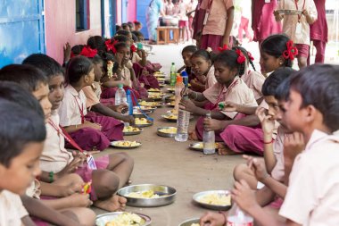 Belgesel yayın görüntü. Kimliği belirsiz çocuk kantinde onların öğle yemeği