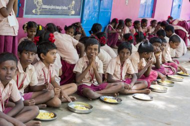 Belgesel yayın görüntü. Kimliği belirsiz çocuk kantinde onların öğle yemeği