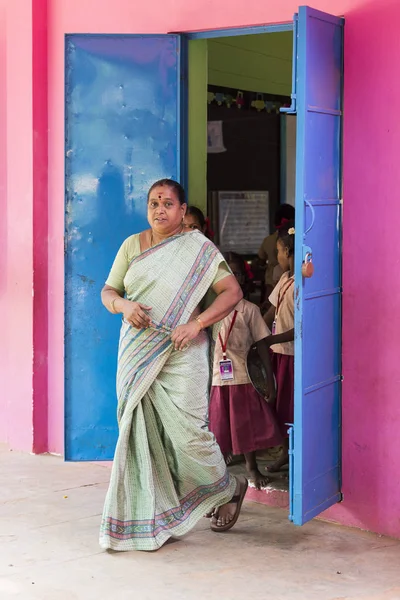 Belgesel yayın görüntü. Kimliği belirsiz öğretmen ve çocuk sınıftan öğle yemeği için dışarı