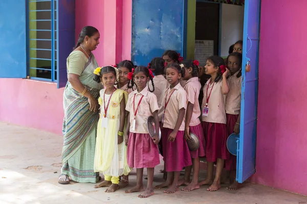 Belgesel yayın görüntü. Kimliği belirsiz öğretmen ve çocuk sınıftan öğle yemeği için dışarı