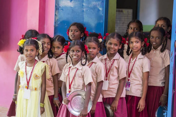 Belgesel yayın görüntü. Kimliği belirsiz öğretmen ve çocuk sınıftan öğle yemeği için dışarı