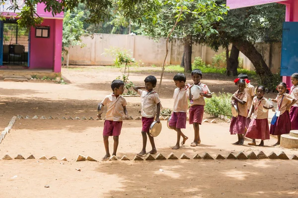 Belgesel yayın görüntü. Kimliği belirsiz çocuk onların plaka temizlemek için sıraya girin