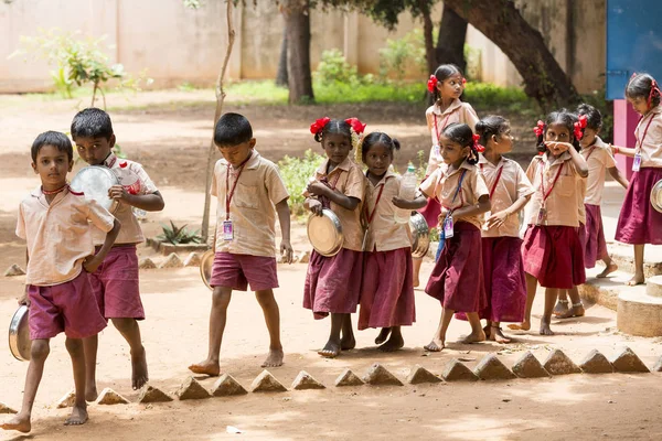 Belgesel yayın görüntü. Kimliği belirsiz çocuk onların plaka temizlemek için sıraya girin
