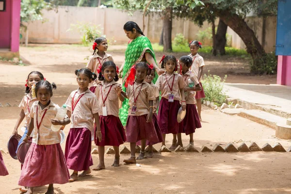 Belgesel yayın görüntü. Kimliği belirsiz çocuk onların plaka temizlemek için sıraya girin