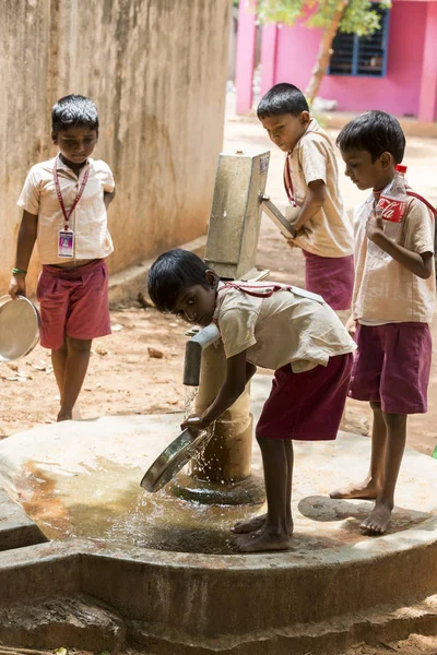Belgesel yayın görüntü. Kimliği belirsiz çocuk onların plaka öğle yemeğinden önce açık kantinde temiz.