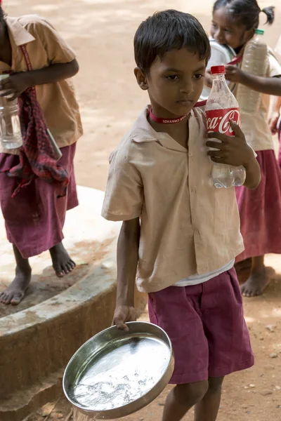 Belgesel yayın görüntü. Kimliği belirsiz çocuk onların plaka öğle yemeğinden önce açık kantinde temiz.