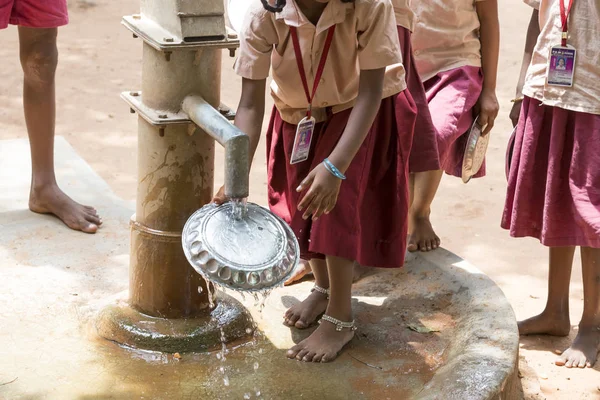 Belgesel yayın görüntü. Kimliği belirsiz çocuk onların plaka öğle yemeğinden önce açık kantinde temiz.
