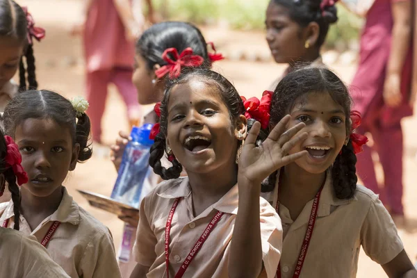 Belgesel yayın görüntü. Gülümseyen tanımlanamayan çocuk kız