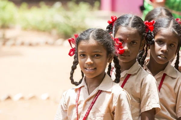 Belgesel yayın görüntü. Gülümseyen tanımlanamayan çocuk kız