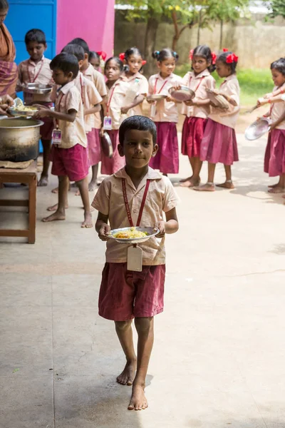 Belgesel yayın görüntü. Kimliği belirsiz womaen hizmet çocuklar öğle yemeği için açık kantinde