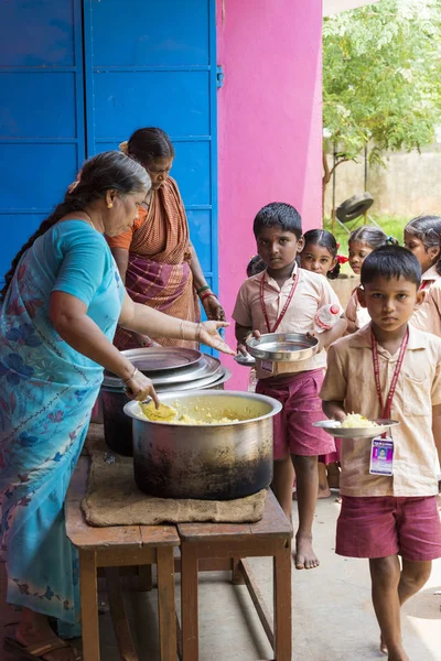 Belgesel yayın görüntü. Kimliği belirsiz womaen hizmet çocuklar öğle yemeği için açık kantinde