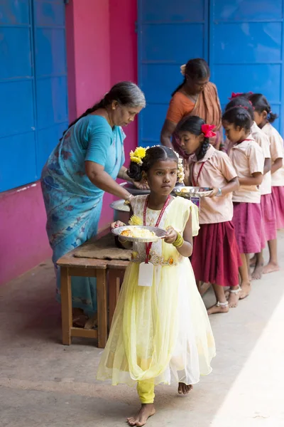 Belgesel yayın görüntü. Kimliği belirsiz womaen hizmet çocuklar öğle yemeği için açık kantinde