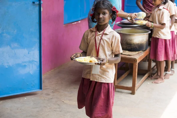 Belgesel yayın görüntü. Kimliği belirsiz womaen hizmet çocuklar öğle yemeği için açık kantinde
