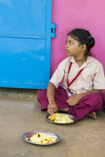 Belgesel yayın görüntü. Kimliği belirsiz çocuk kantinde onların öğle yemeği