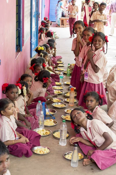 Belgesel yayın görüntü. Kimliği belirsiz çocuk kantinde onların öğle yemeği