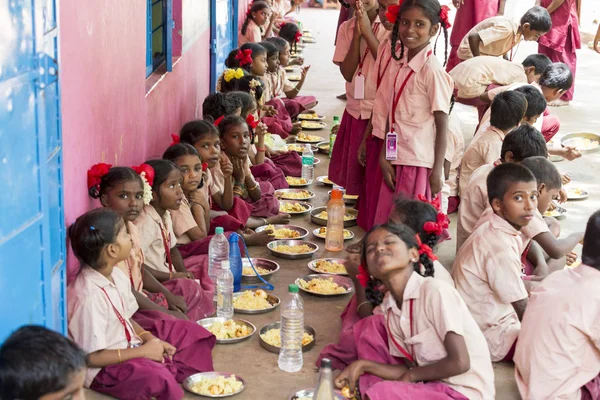 Belgesel yayın görüntü. Kimliği belirsiz çocuk kantinde onların öğle yemeği
