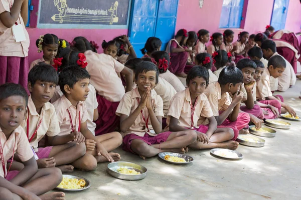 Belgesel yayın görüntü. Kimliği belirsiz çocuk kantinde onların öğle yemeği