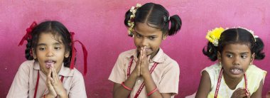 Belgesel yayın görüntü. Gülümseyen tanımlanamayan çocuk kız