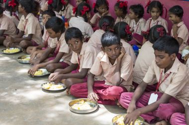 Belgesel yayın görüntü. Kimliği belirsiz çocuk kantinde onların öğle yemeği