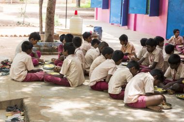 Belgesel yayın görüntü. Kimliği belirsiz çocuk kantinde onların öğle yemeği