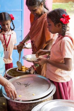 Belgesel yayın görüntü. Kimliği belirsiz womaen hizmet çocuklar öğle yemeği için açık kantinde